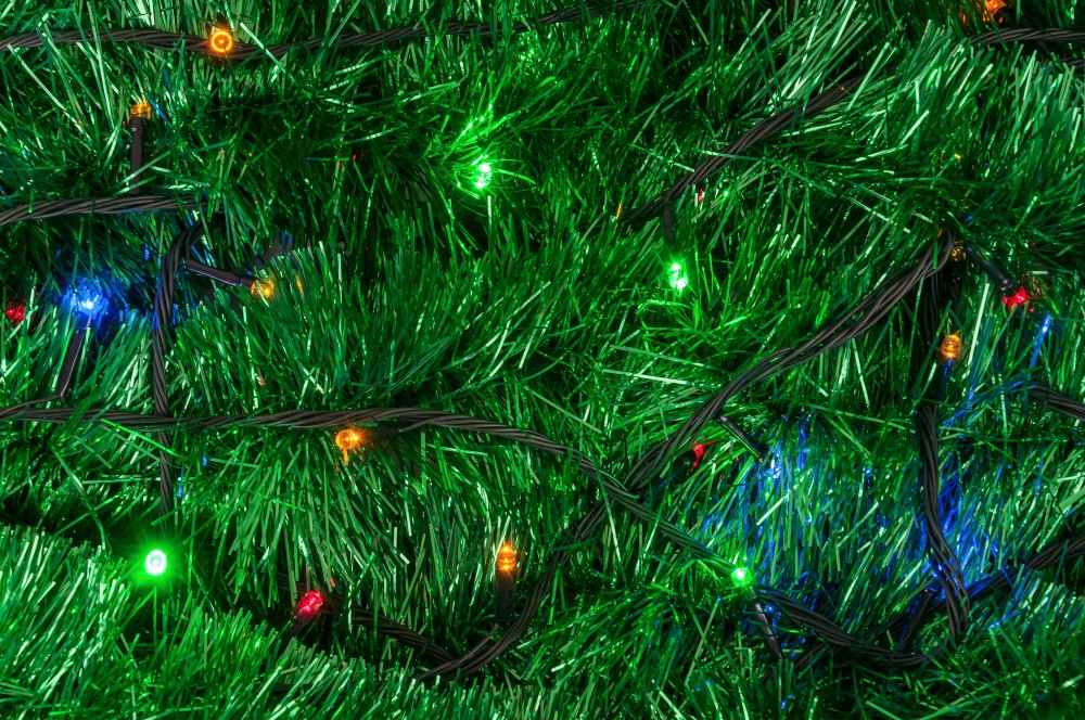 Kunstigt juletræ med flerfarvede lys